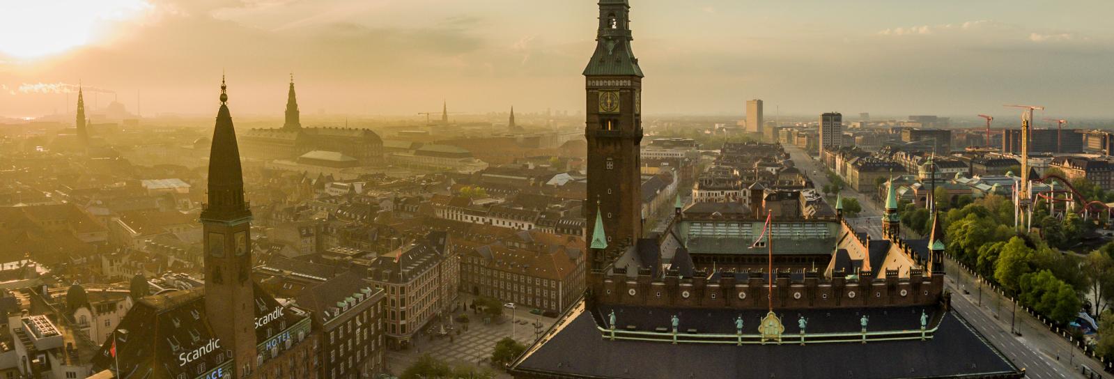 Billede af Rådhuspladsen i solnedgang